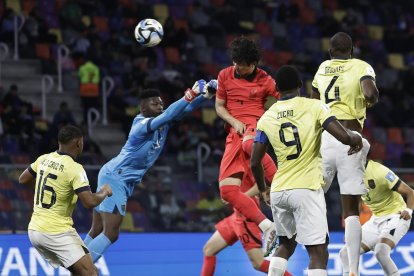 Momento del tercer gol de Corea. Una salida errada del arquero de la miniTri