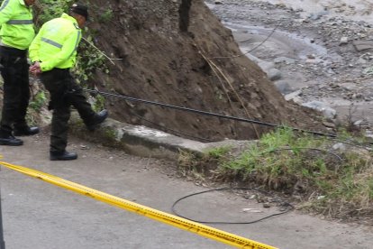 Agentes resguardan las zonas afectadas.