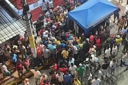 La gente se aglomeró en la escena del crimen, unos allegados  inicialmente se llevaron el cadáver.