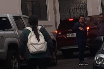 Los allegados a la fallecida y a su pareja fueron hasta el lugar donde ocurrió el deceso.