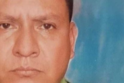 El taxista Carlos Patricio Encarnación quedó inerte en la vereda.