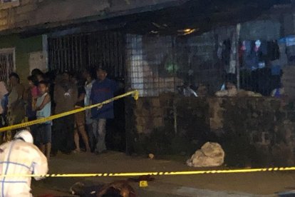 Los tres ciudadanos estaban en una esquina cuando llegaron en camionetas a liquidarlos.