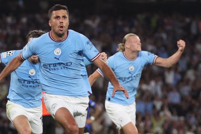 Rodri (C) marcó el gol con el que el Manchester City se consagró campeón de la Champions League.