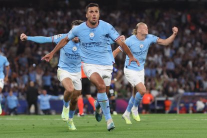 Rodri (C) marcó el gol con el que el Manchester City se consagró campeón de la Champions League.