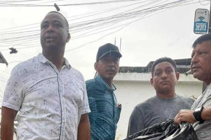 Al retornar a sus labores, el concejal Jairo Olaya (izq.) recorrió los sectores afectados por inundaciones.