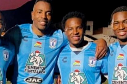 Madison Julio (i) junto a sus hermanos Jhojan (c) y Anderson (d).