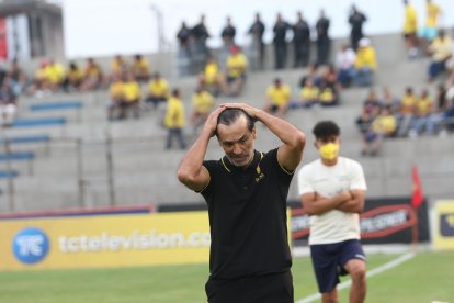 Fabián Bustos renunció a la dirección técnica de Barcelona, luego de perder ante Emelec.