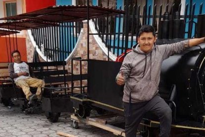 Ocho meses de trabajo y más de 9 ‘lucas’ le costó a Marcelo crear su tren. Mide 9 metros y tiene capacidad para 20 personas.