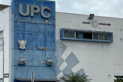 En esta UPC de Machala, en la puerta, quedó el cuerpo inerte.