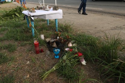 En el sitio se levantó un altar. El trío esperaba ser atendido en un local cuando fue arrollado.