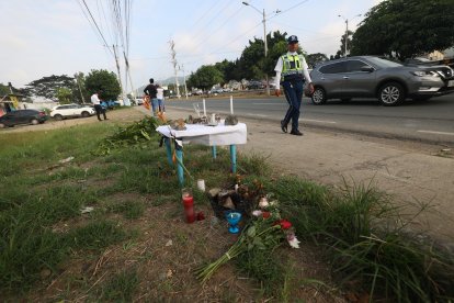 En el sitio se levantó un altar. El trío esperaba ser atendido en un local cuando fue arrollado.