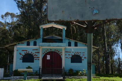 La iglesia se ubica en medio de un bosque en Santa Rosa de los Andes.