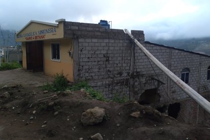 Al lado de la construcción de la iglesia, pasó el gran deslizamiento de tierra, el cual hizo que un poste cayera sobre su techo y perforara dos paredes. No hubo muertos ni heridos en la grey.