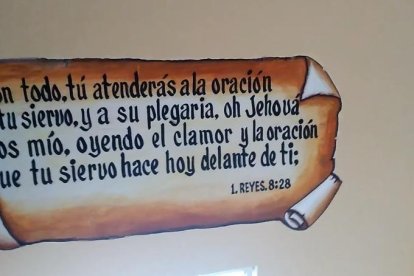 Varios versículos fueron pintados en la iglesia Camino a Betania.