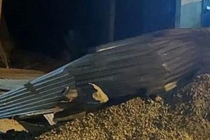 Los techos de zinc salieron volando luego de la detonación del artefacto.