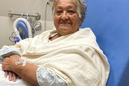 La adulta mayor fue intervenida el 22 de junio. Aún falta una operación en su ojo derecho.