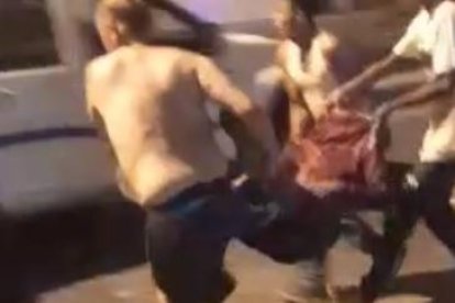 Los baleados fueron subidos al balde de una patrulla para su traslado.