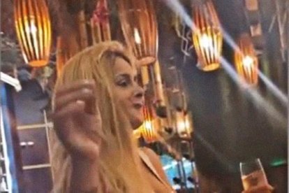 La rubia durante su salida con amigas.