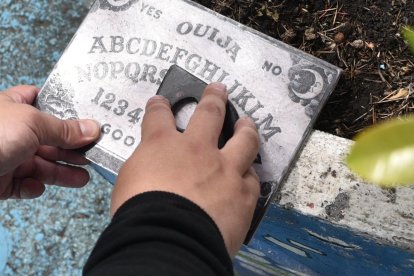 La ouija confirmó que dentro de la propiedad había duendes.