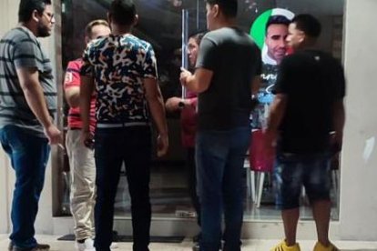 Benny Colonico (semioculto), en diálogo con conocidos.