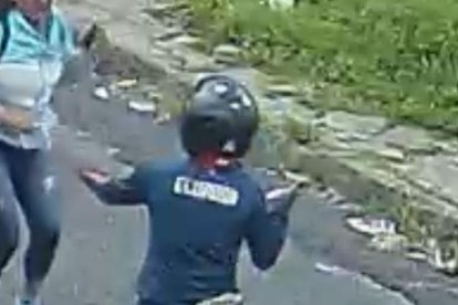 El ataque a la universitaria quedó registrado en la cámara de seguridad de una casa.