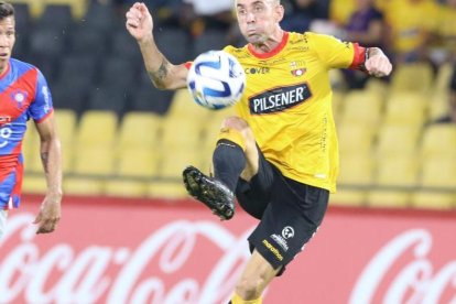 Damián Díaz (d), en el juego de este 29 de junio.