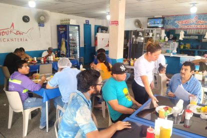 Eran las 11:00 y la ‘pípol’ seguía llegando a la picantería El Tiburón, para ‘pegarse’ su sopita.