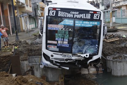 El transporte urbano quedó incrustado entre los fierros de un ducto cajón.