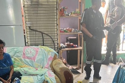 Acongojada, la madre del occiso contemplaba el cadáver de su retoño, cuyo cuerpo terminó en la sala donde trabajaba.