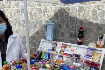 María del Carmen Muñoz Barrera pide que les ayuden con más lugares para la venta.