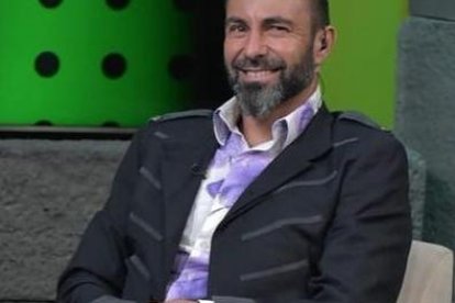 Desde 2021 comenzó a ejercer como  presentador en el programa Esto es fútbol, de Marca 90 en YouTube.