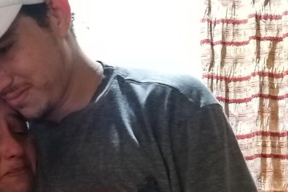 Derwis Isturiz Pérez recibe el consuelo de  su madre, Heidy Isturiz.