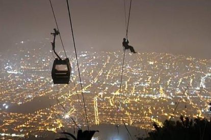Especialistas rescataron a los atrapados en las cabinas suspendidas.