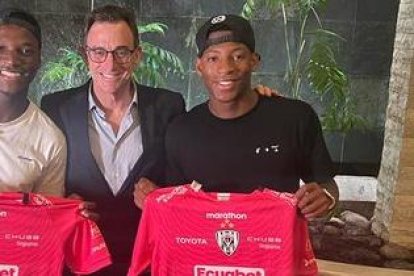 Moisés Caicedo (i) y Gonzalo Plata (d), junto a Michel Deller, presidente de Independiente del Valle, equipo donde ambos tuvieron sus inicios.