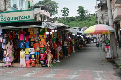 En Quevedo, los negocios atienden con normalidad durante el día.