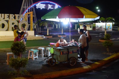 En La Puerta de Oro hay bares y restaurantes que atienden hasta la medianoche o más.