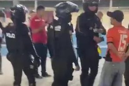 Momento en que los agentes se encontraban en el sitio el sábado.