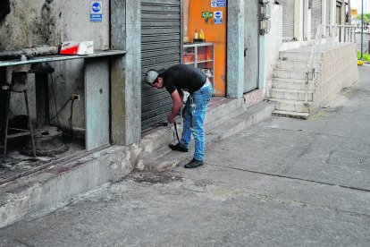 En las vías principales la actividad comercial culmina temprano en Santo Domingo.