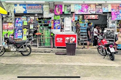 En las afueras de Santo Domingo, los negocios  permanecen abiertos un poco más que en el centro de la ciudad.