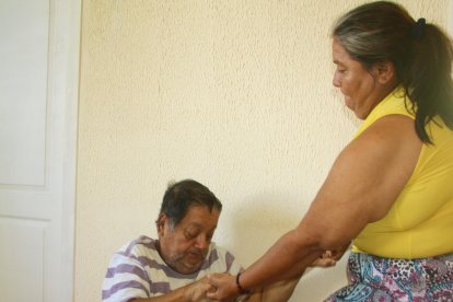 Con todo y dolor, Maritza se encarga de cargar a su pareja y movilizarla.