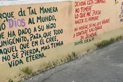 En algunas casas han pintado versículos, ellos son parte de su ‘armamento’.