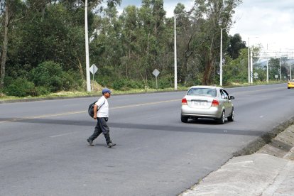 Otro problema es que los moradores no suelen utilizar el paso peatonal.