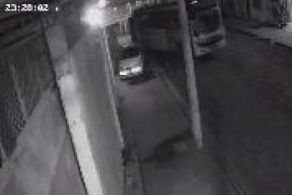 Cámara de seguridad captó el instante en que el bus se impacta contra la casa.