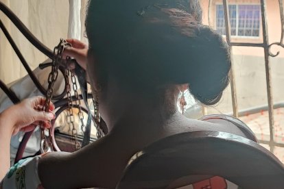 Mayra dice que tuvieron que encadenar a Christian para evitar incidentes violentos.