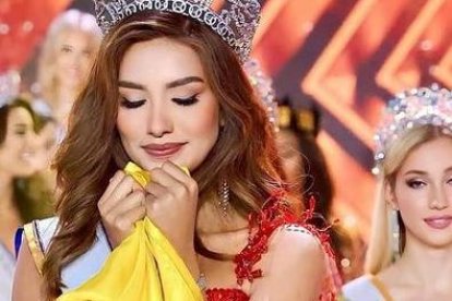 El momento más emotivo fue cuando Andrea abrazó la Bandera de Ecuador.