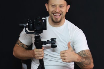 Zeus es actor de contenido para adultos desde el 2016.