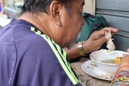 Chupar los huesos de la gallina, es parte del ritual de los comensales.