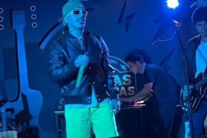 Daniel Zavala en uno de los casi 100 shows en los que ha cantado.