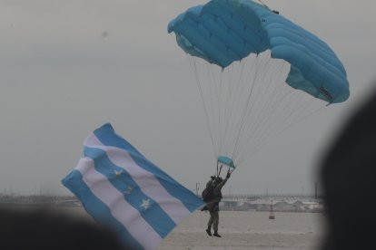 Uno de los paracaidistas exhibió la bandera del Puerto Principal.