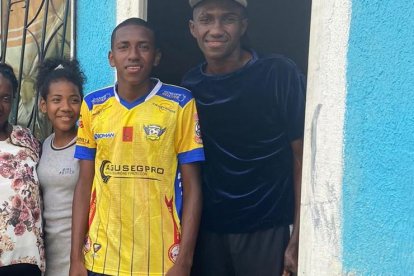 Nery y su familia en su casa de Socio Vivienda 2.